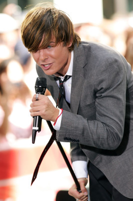 Zac Efron pic #150388