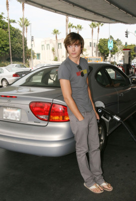 Zac Efron pic #147760