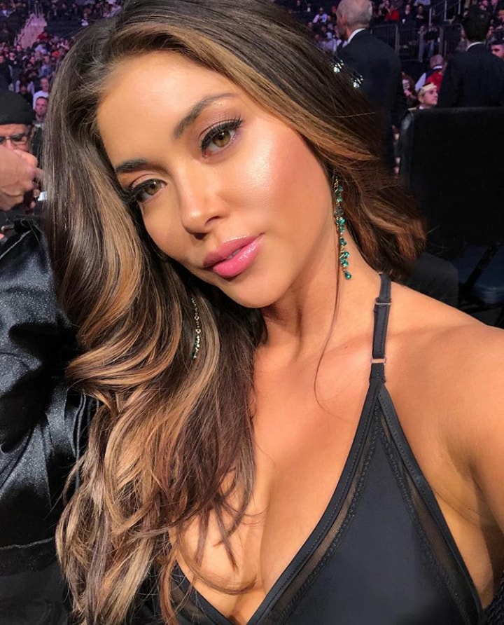 Arianny Celeste: Photo of calendar and more...