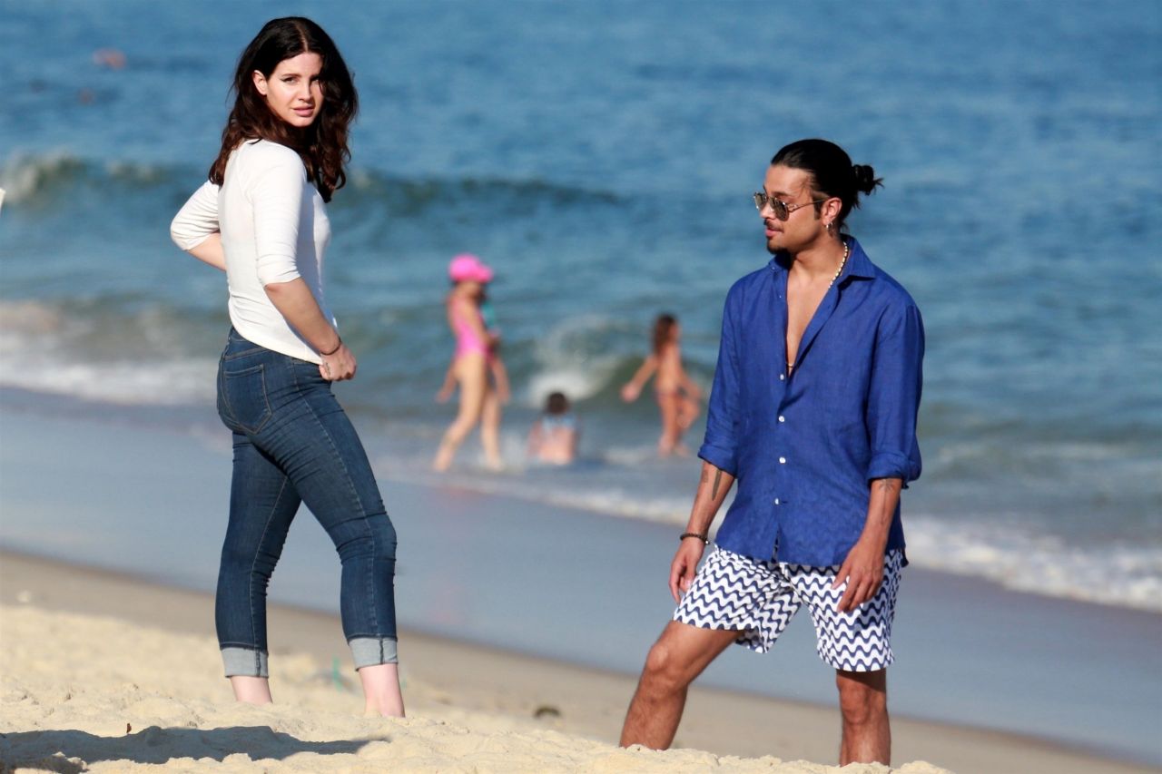 Lana Del Rey – Beach in Rio de Janeiro 03/21/2018 | Picture #306886