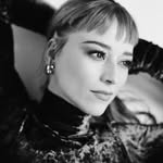 Karine Vanasse Instagram Icon