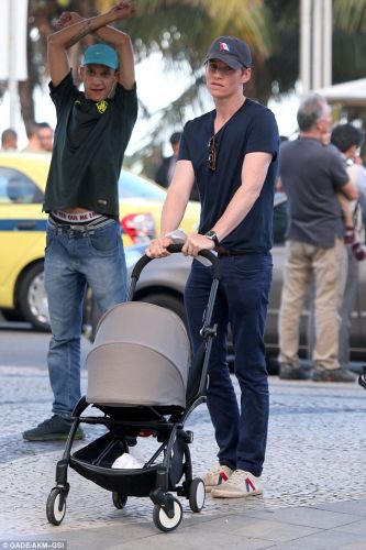 Eddie Redmayne Enjoyes His Daughter's Smile In The Mornings