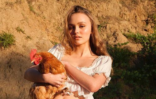 Photoshoot Lily-Rose Depp and ... the chicken