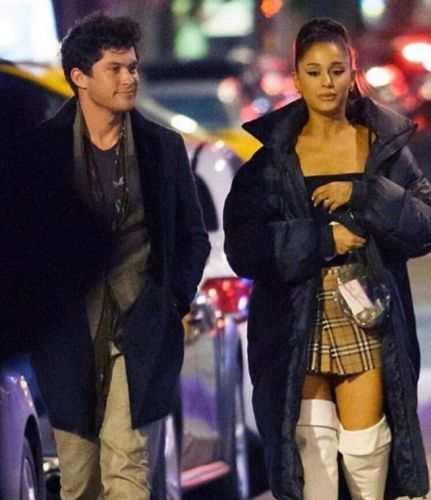 Ariana Grande meets with ex-boyfriend