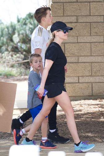 Reese Witherspoon with three children supported her husband at the marathon