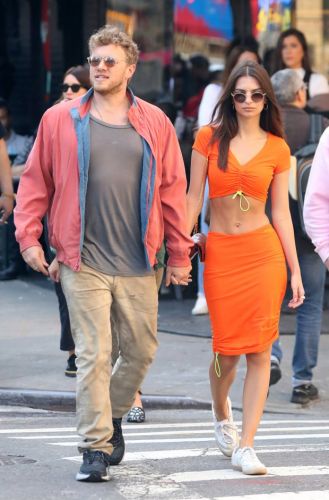 Hot Instagram star Emily Ratajkowski travel with her husband