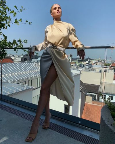 Rosie Huntington-Whitely impressed with her slender legs in a stylish dress