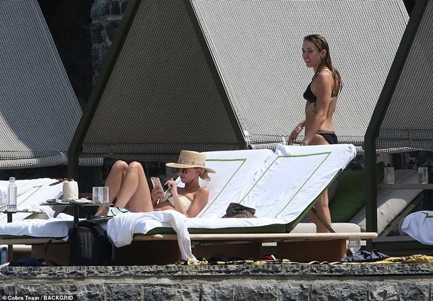 Miley Cyrus is dating a girl