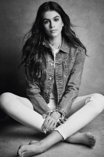 Naked Cindy Crawford' 18-year-old daughter took a seductive pose