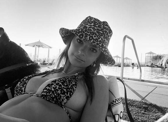 Emily Ratajkowski in a swimsuit showed trends