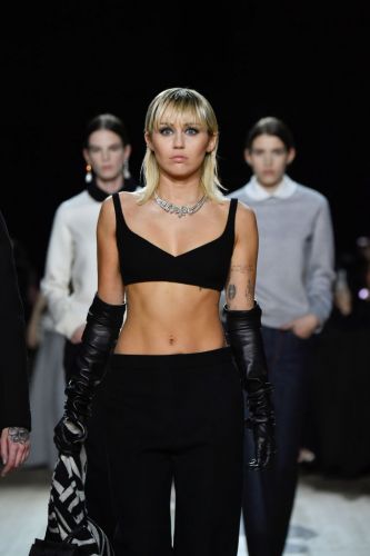 27-year-old Miley Cyrus showed a flawless figure at New York Fashion Week