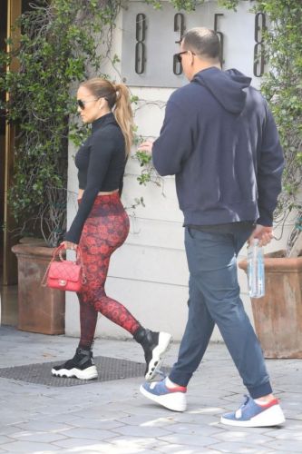 Jennifer Lopez rushes to the gym in "rose" leggings