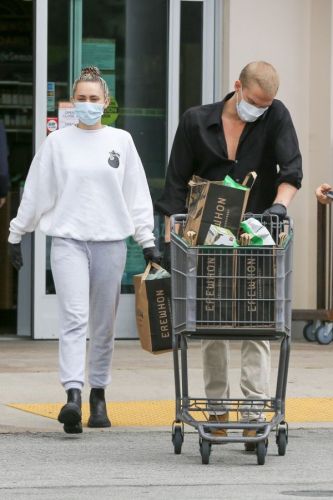 Miley Cyrus and her boyfriend went shopping  