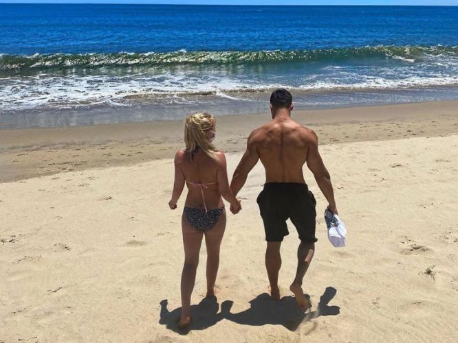 38-year-old Britney Spears showed how to relax with a young lover