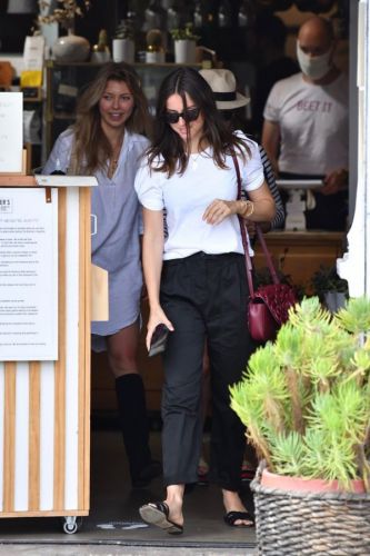 Ana de Armas ran out to lunch with a friend at a restaurant