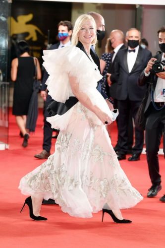 Cate Blanchett, in a bride's dress, came to the red carpet