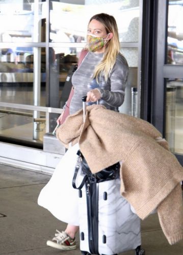 Pregnant Hilary Duff spotted at Los Angeles airport