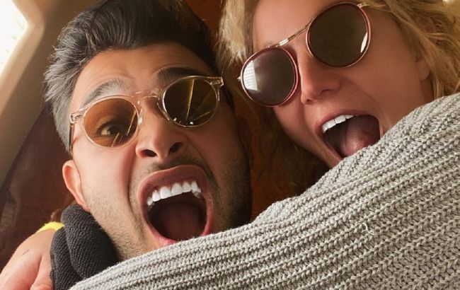 Britney Spears showed rare vacation photos with her 26-year-old lover