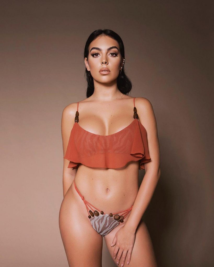 Ronaldo's fiancee showed a hotshot in a bikini